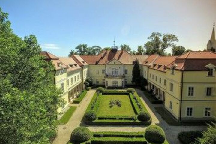 SZIDONIA KASTELYSZALLODA SCHLOSSHOTEL