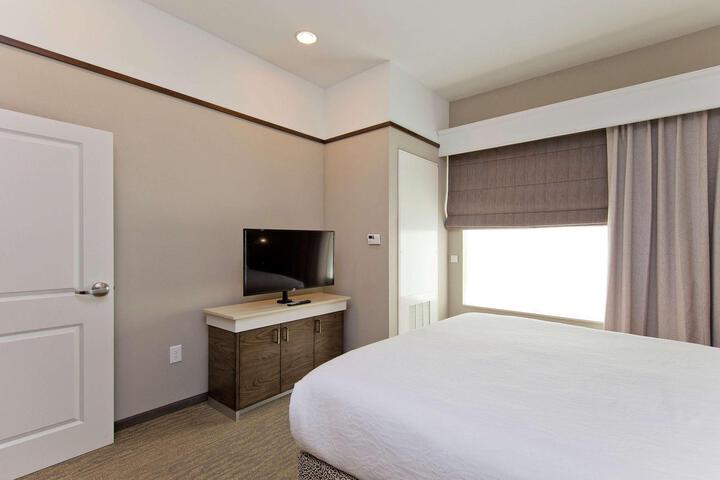 Junior Suite King Bed Accessible (5 of 9)