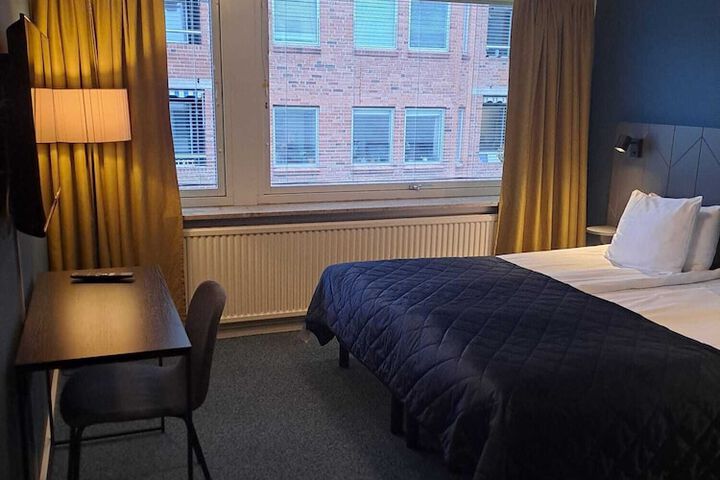 Room 8 of 52