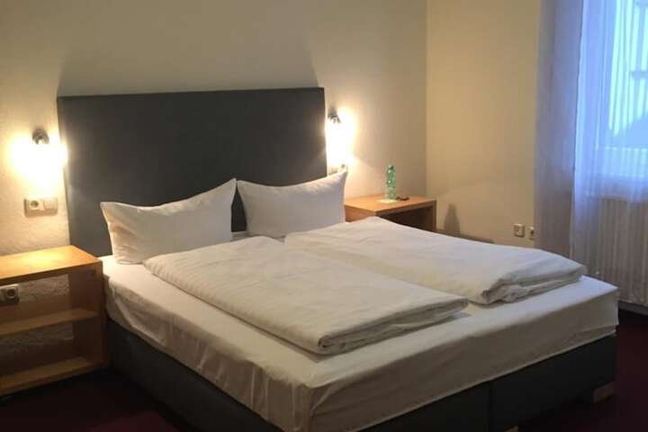 Room 32 of 60