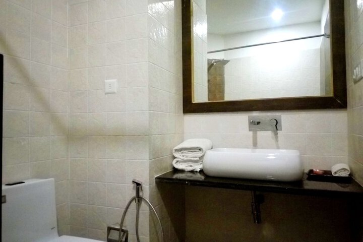 Room 32 of 64