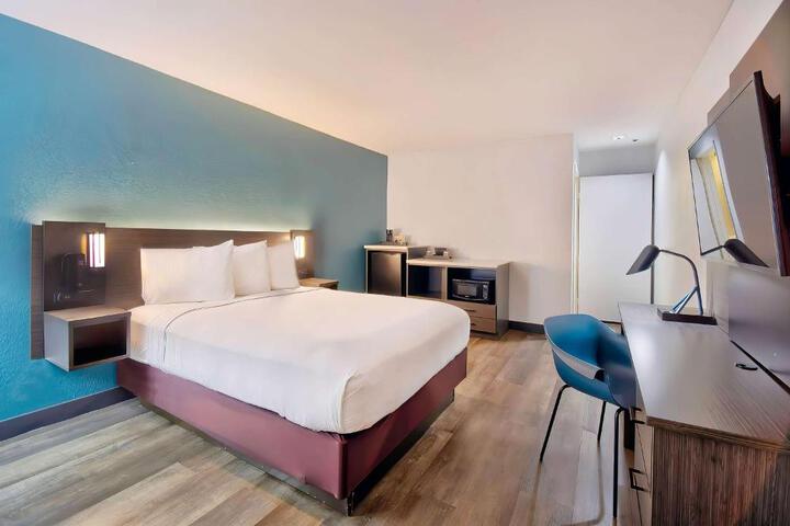 1 King Bed (2 of 23)