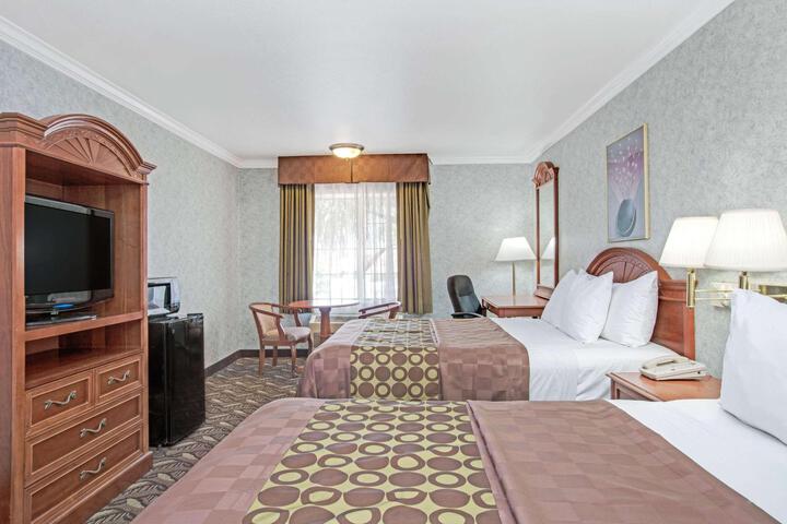 1 King Bed (10 of 13)