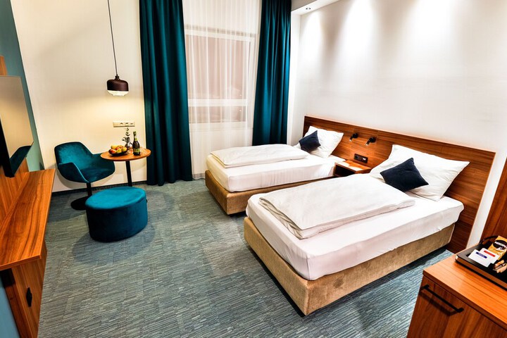 Room 10 of 107