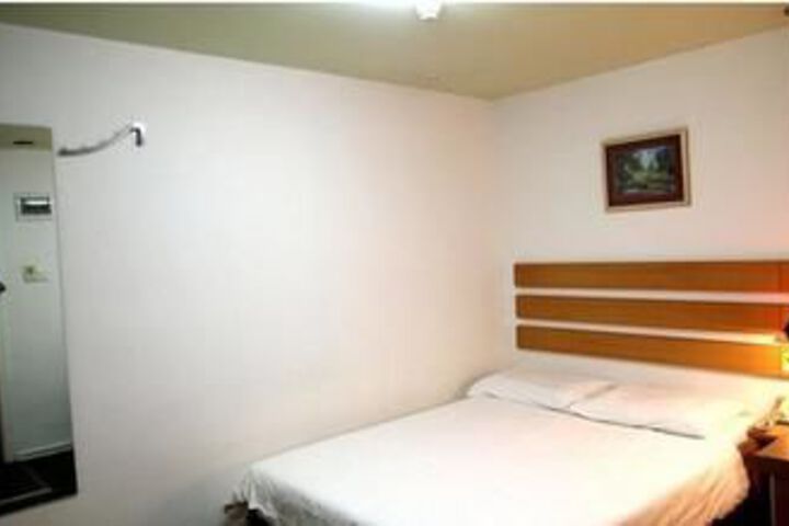 Room 16 of 33