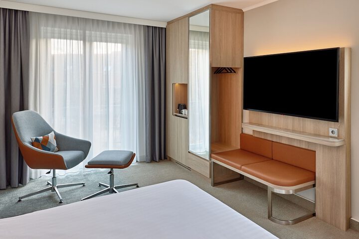 Room 7 of 33