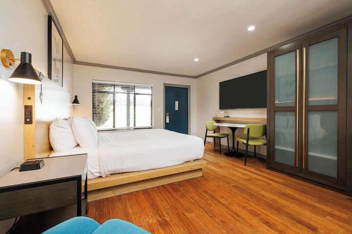 1 King Bed (5 of 20)