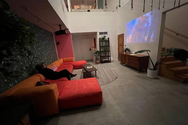 Lounge 30 of 37