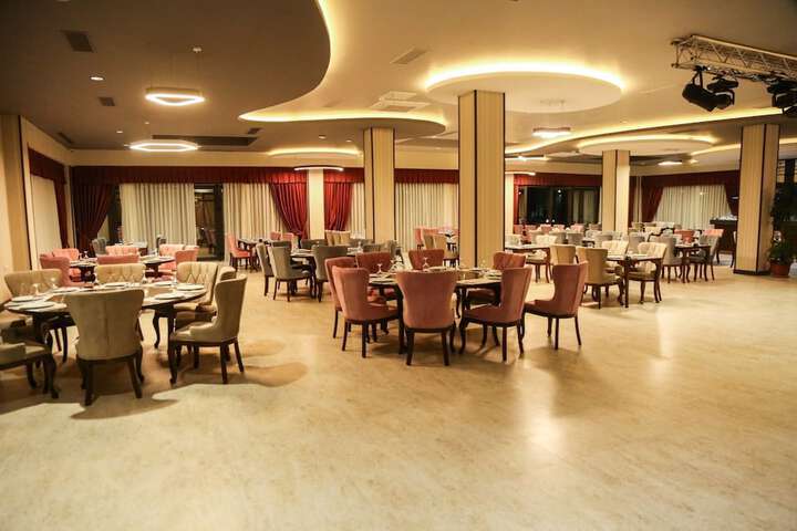 Dining 60 of 87