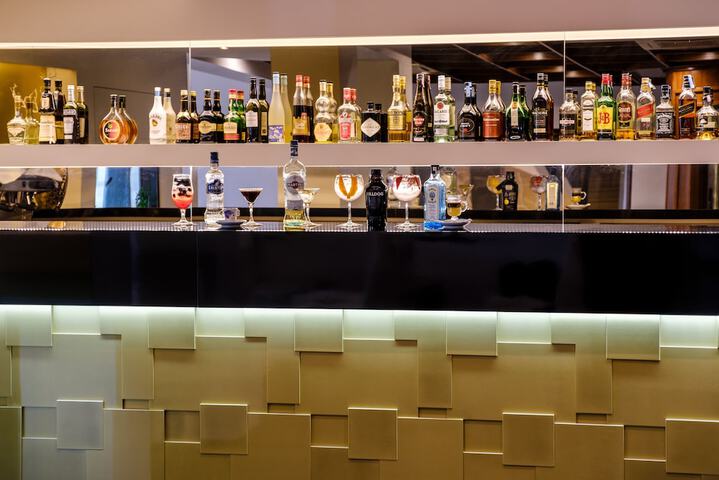 Lounge 44 of 53