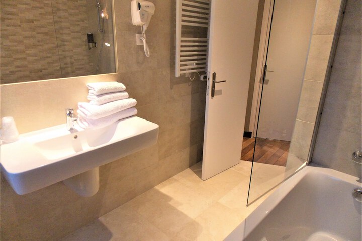 Room 12 of 42