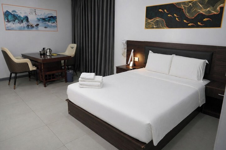 Room 13 of 20