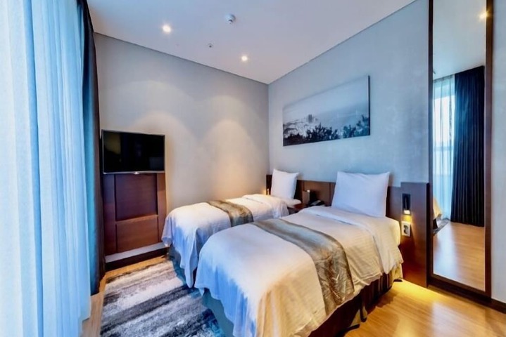 Room 12 of 18