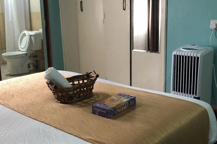 Room 10 of 32