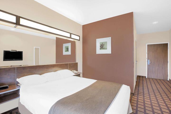 1 Queen Bed Accessible Room (1 of 19)