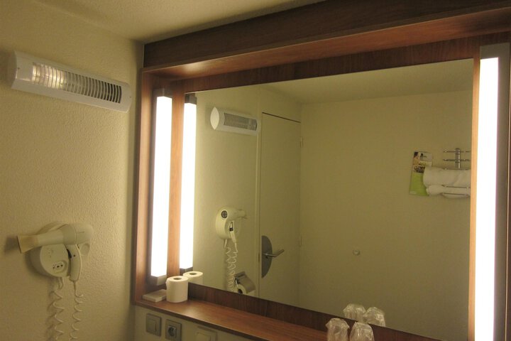 Room 5 of 83
