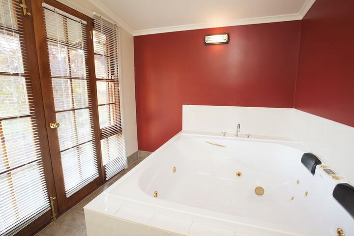 Jetted tub
