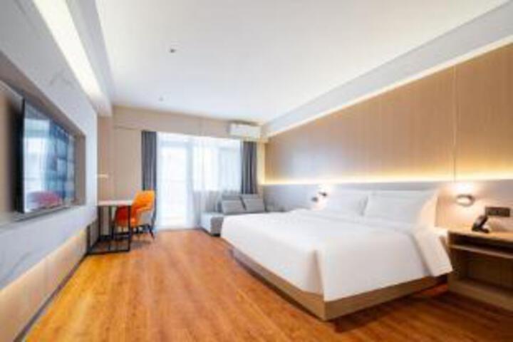 Room 8 of 10