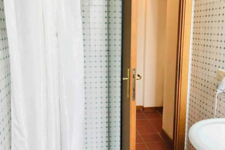 Room 5 of 10