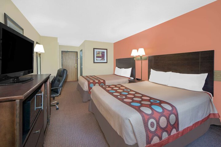 1 Queen Bed (10 of 12)