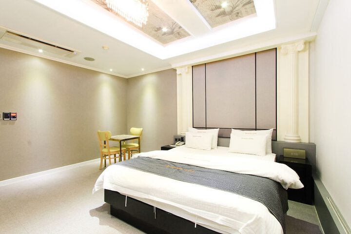Room 28 of 80