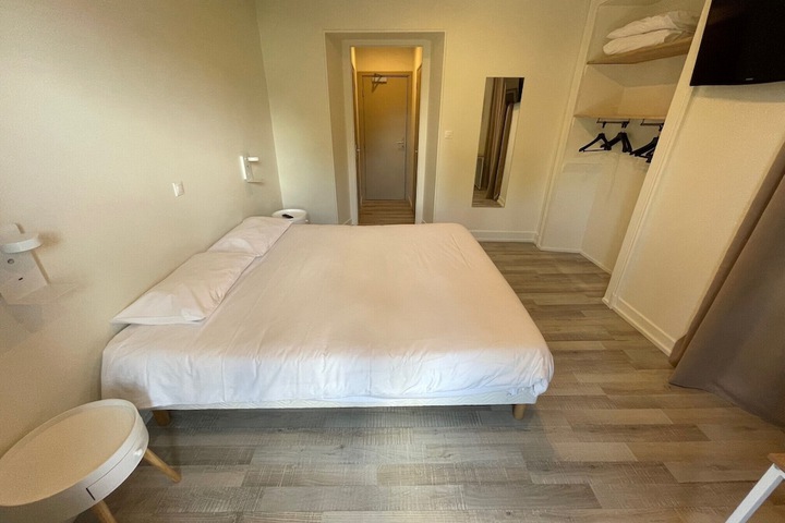 Room 9 of 18