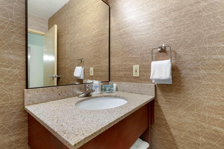 1 Queen Bed Refrigerator (5 of 10)