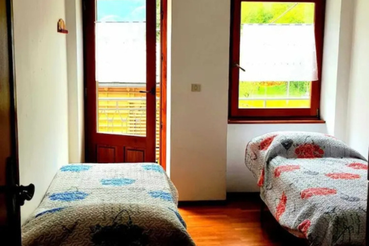 Room 4 of 9