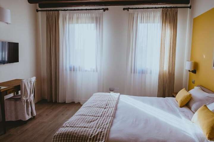 Room 3 of 37