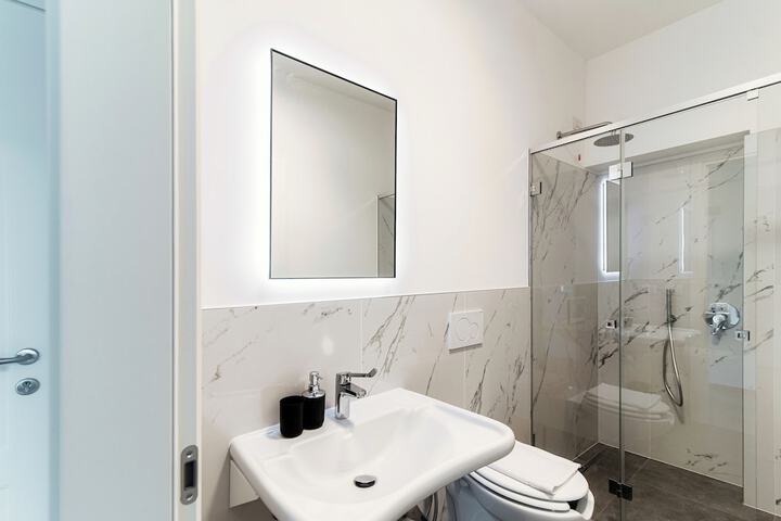 Room 128 of 193