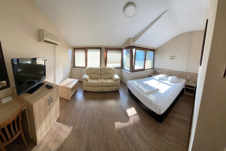 Room 6 of 37