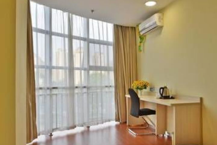 Room 4 of 8