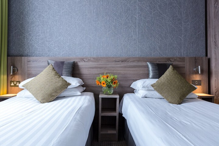 Room 32 of 64