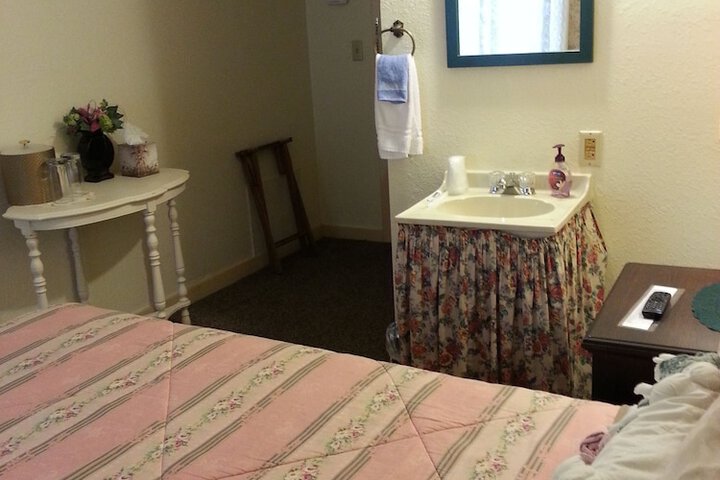 1 Queen Bed (21 of 21)