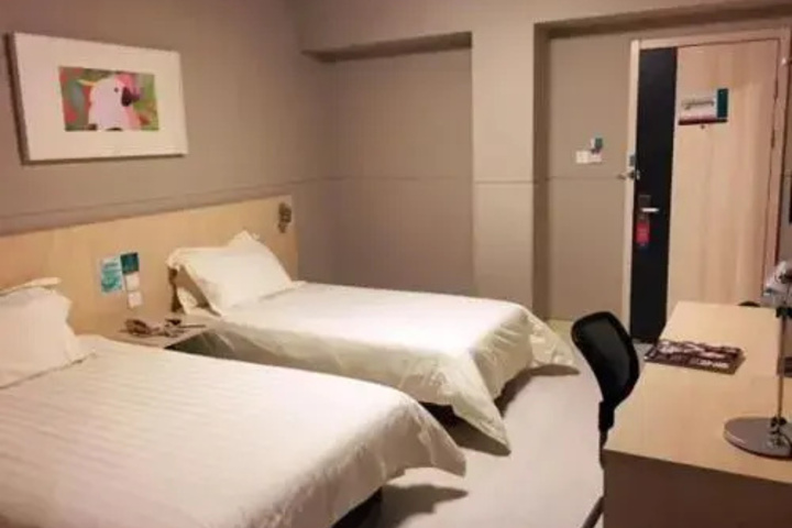 Room 6 of 11