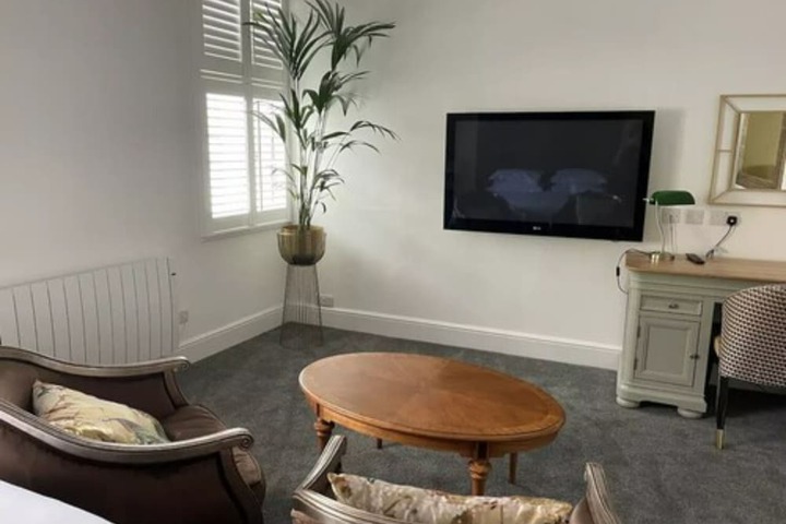 Room 6 of 38
