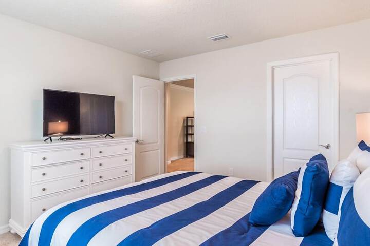 Room 13 of 32