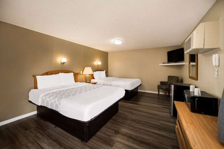 1 Queen Bed (7 of 11)