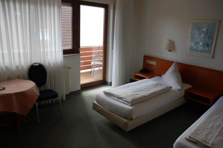 Room 4 of 32