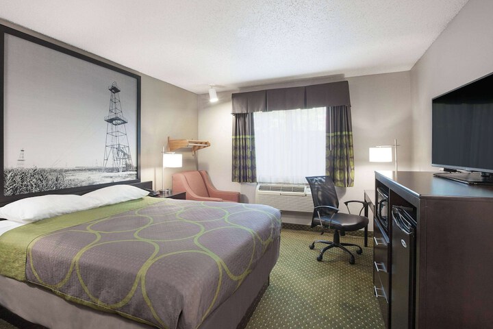 1 Queen Bed (6 of 13)