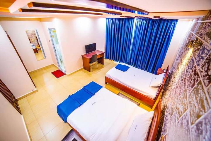 Room 8 of 18