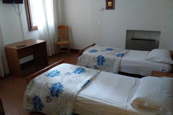 Room 3 of 20