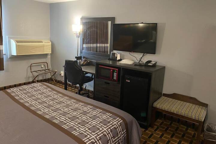 Deluxe King Bed (4 of 12)