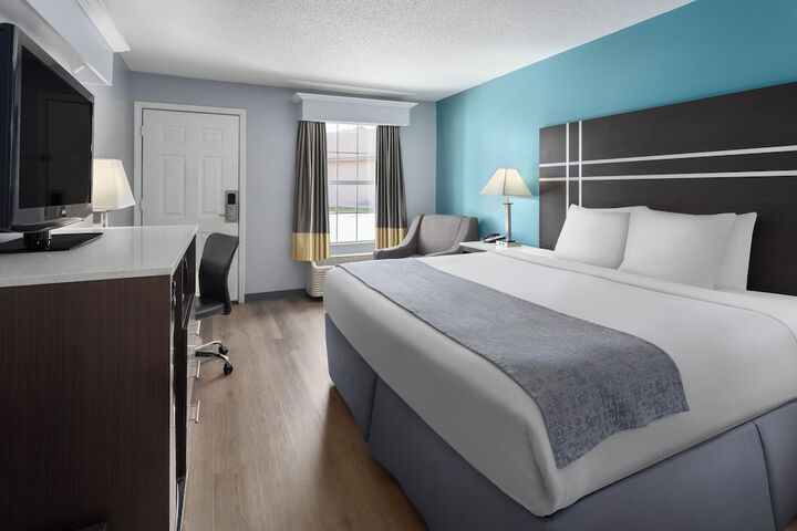 1 King Bed (3 of 11)