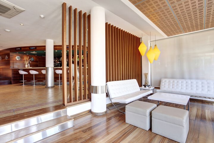 Lounge 50 of 65