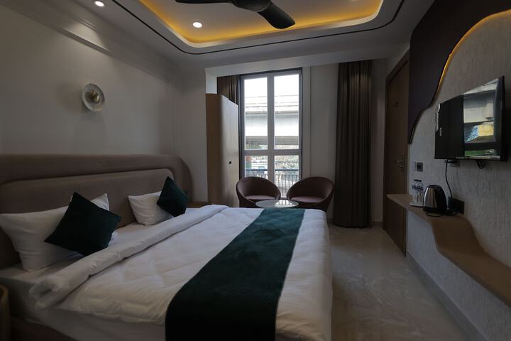 Room 33 of 83