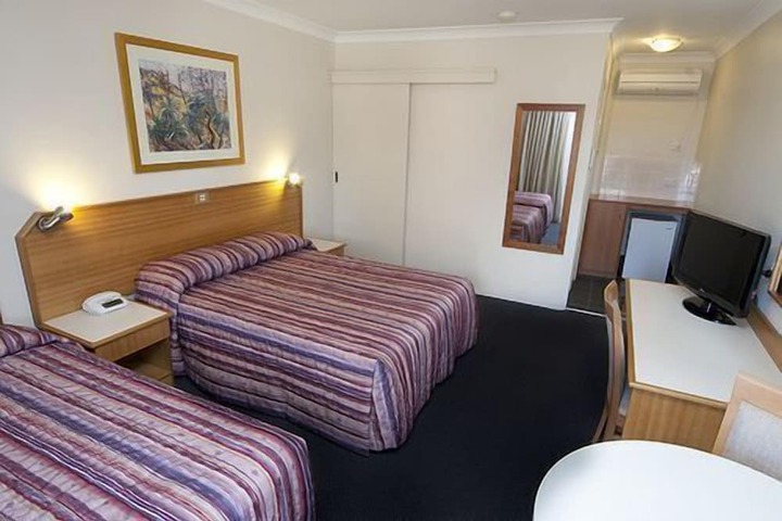 Room 11 of 34