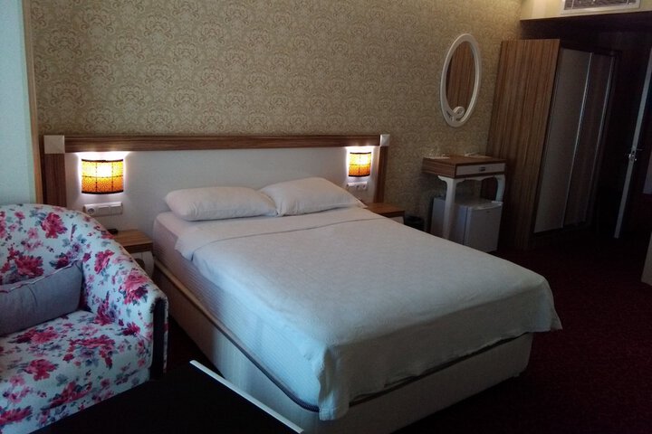 Room 9 of 33