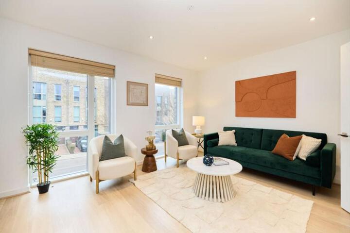 Exterior of The Heathside Haven - Modern 3BDR Home with Garden