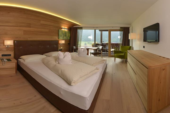 Room 3 of 100